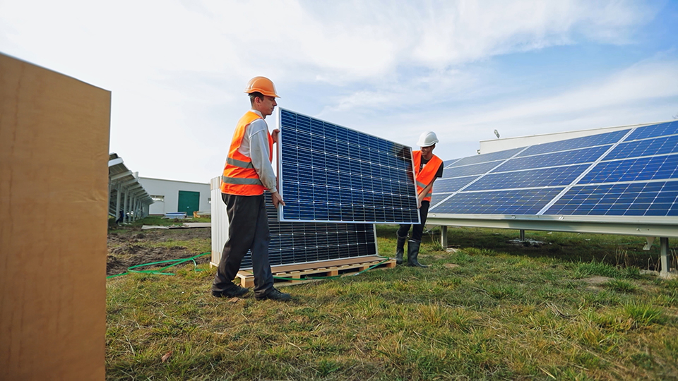 屋頂光伏發(fā)電系統(tǒng)的組串設(shè)計(jì)和地面光伏電站有何不同 屋頂光伏發(fā)電系統(tǒng)的組串設(shè)計(jì)和地面光伏電站有何不同